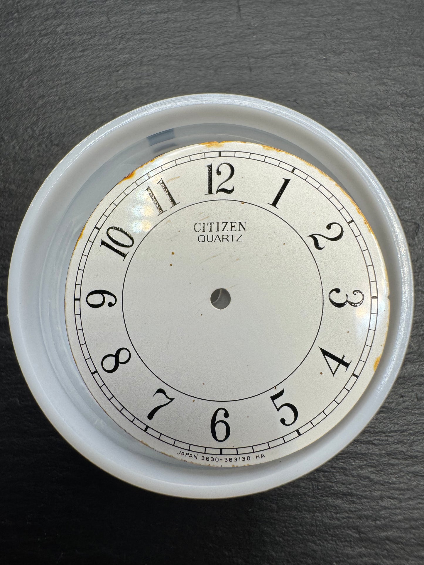 Citizen Original Zifferblatt 3630-363130 „Citizen Quartz" (rund, Silber/Doppel-Railroad) – NOS mit leichten Randflecken