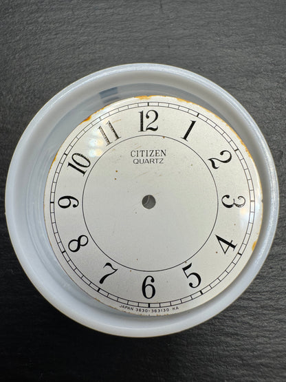 Citizen Original Zifferblatt 3630-363130 „Citizen Quartz" (rund, Silber/Doppel-Railroad) – NOS mit leichten Randflecken