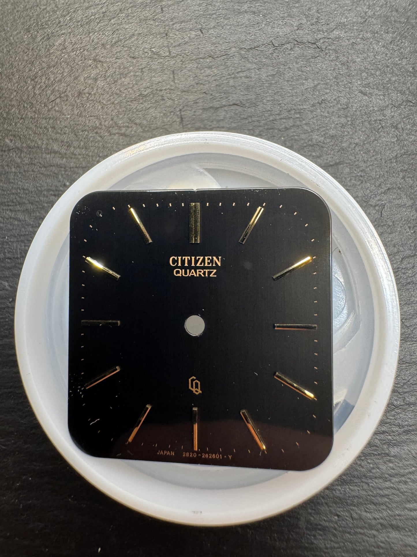 Citizen Original Zifferblatt 2820-262601 „Citizen Quartz" (eckig, Glanzschwarz/Gold, applizierte Indizes) – NOS