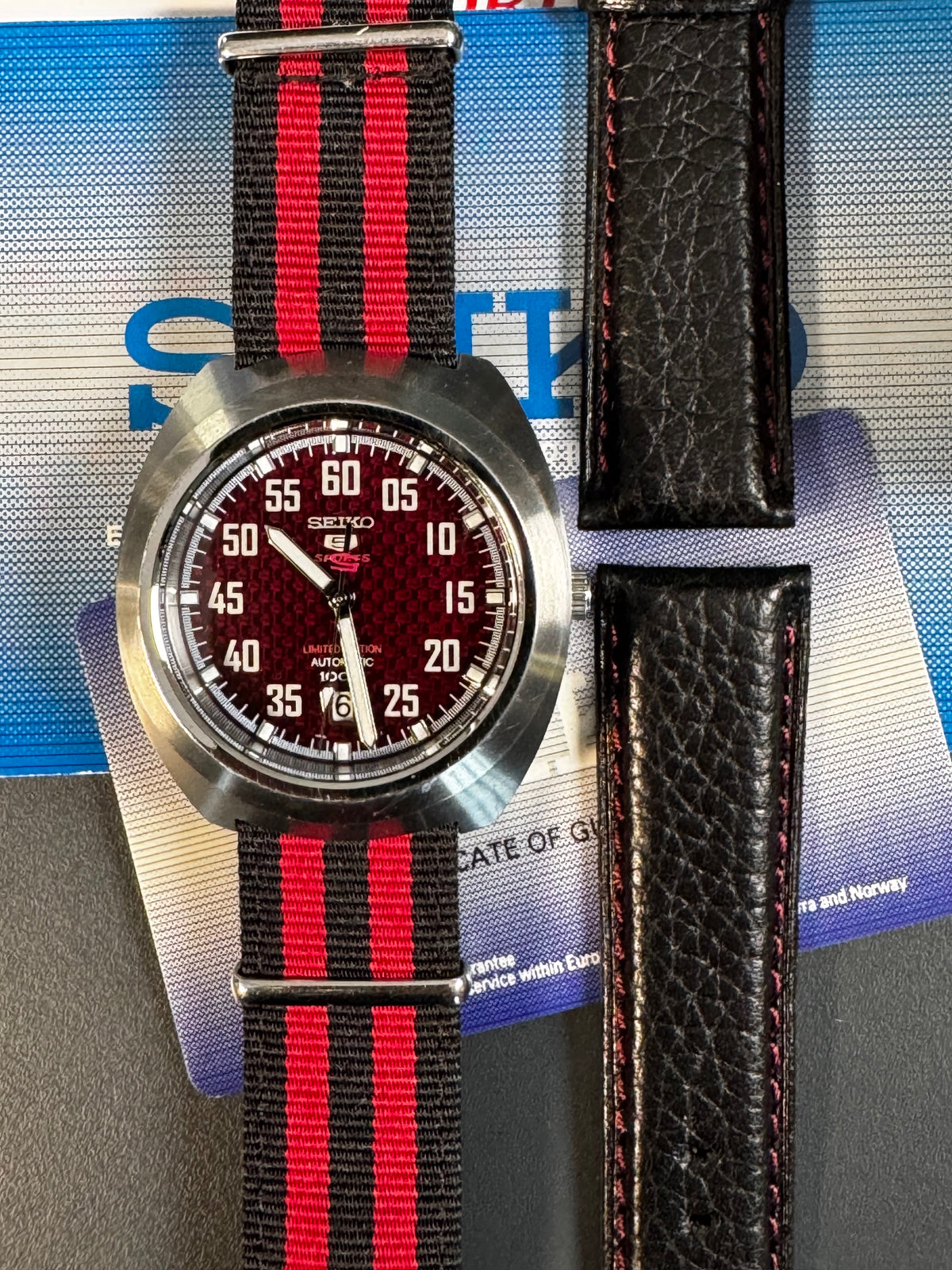 Seiko 5 Sports Limited Edition SRPA87K1 – rotes Carbon-Zifferblatt, Full Set (2016), gebraucht, inkl. neuem Lederarmband