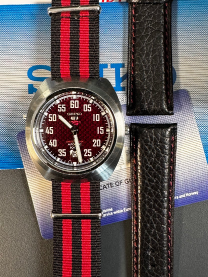 Seiko 5 Sports Limited Edition SRPA87K1 – rotes Carbon-Zifferblatt, Full Set (2016), gebraucht, inkl. neuem Lederarmband