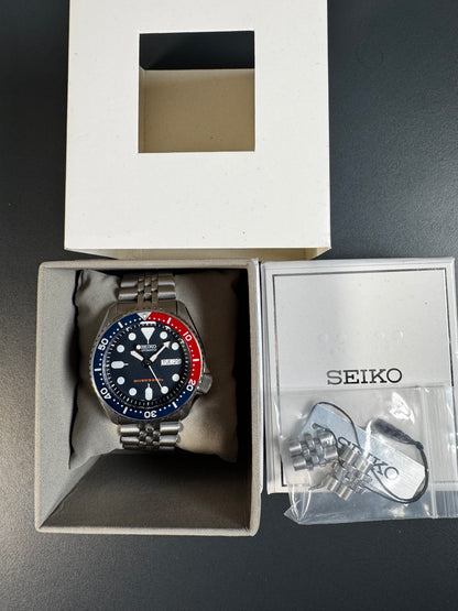Seiko SKX009K2 Pepsi – in der Seiko-Box mit Umkarton, Anhänger und Ersatzgliedern