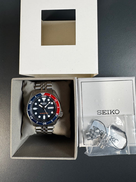 Seiko SKX009K2 Pepsi – in der Seiko-Box mit Umkarton, Anhänger und Ersatzgliedern