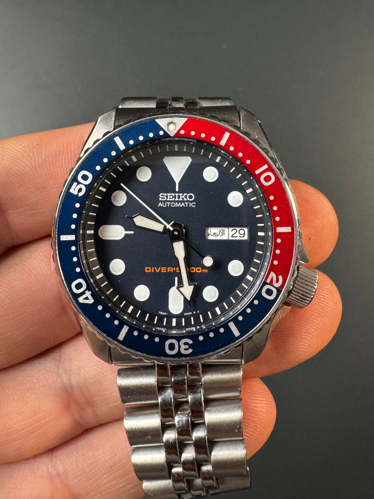 Seiko SKX009K2 Pepsi – arabische Wochentagsanzeige (Mittwoch)