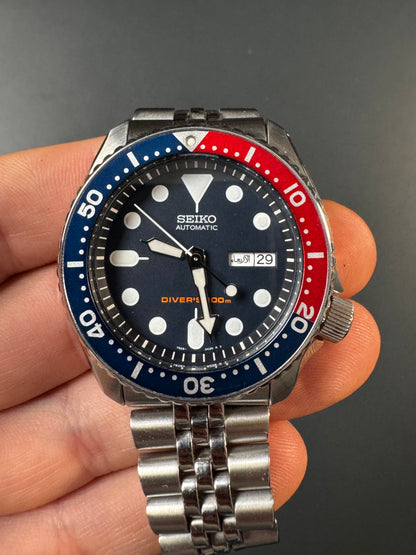Seiko SKX009K2 Pepsi – arabische Wochentagsanzeige (Mittwoch)