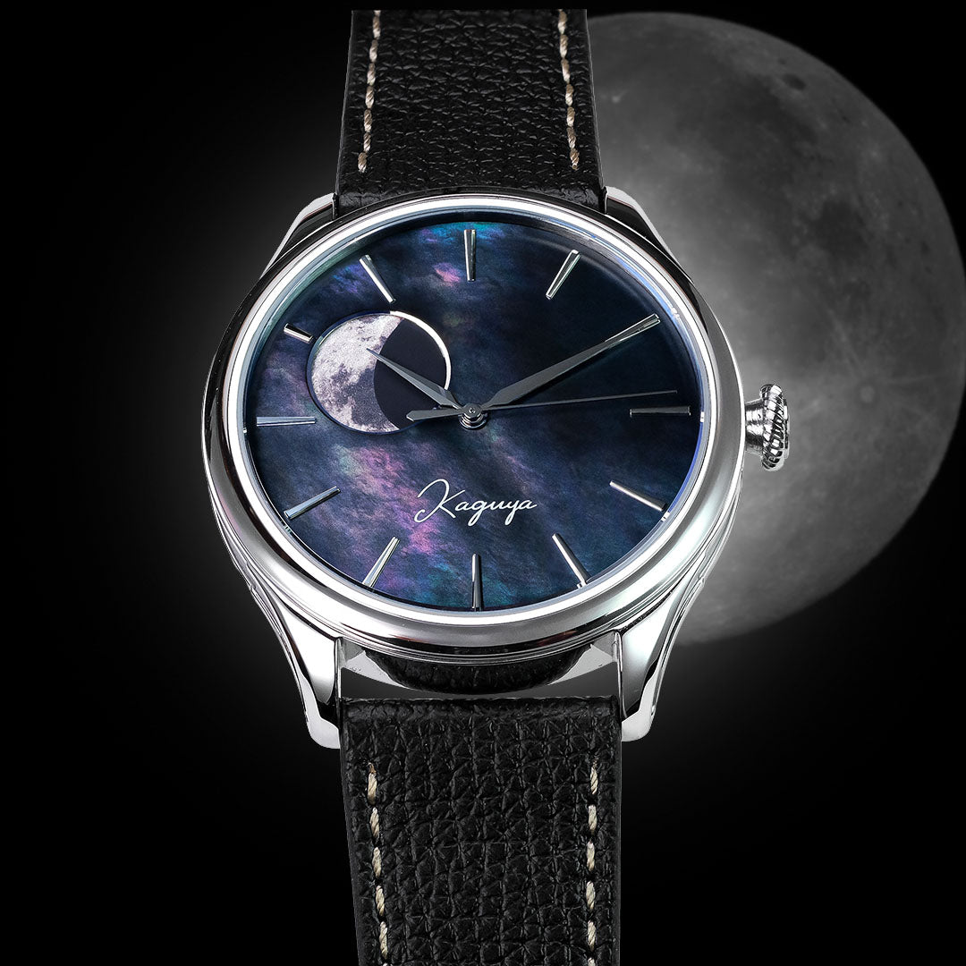 WANCHER Dream Moonphase Kaguya SUIGETSU mit Vario-Lederband, Frontalansicht liegend