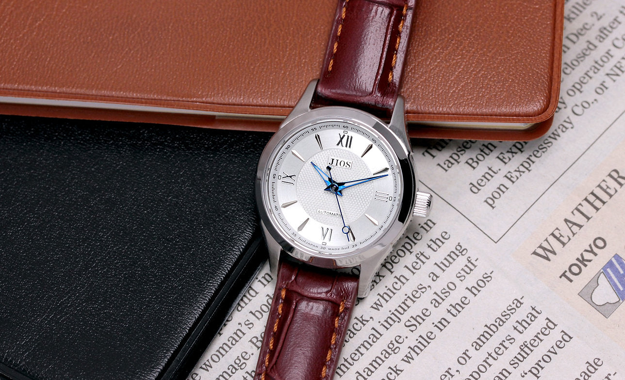 JIOS AWAZU silbernes Zifferblatt x blaue Zeiger x braunes Leder