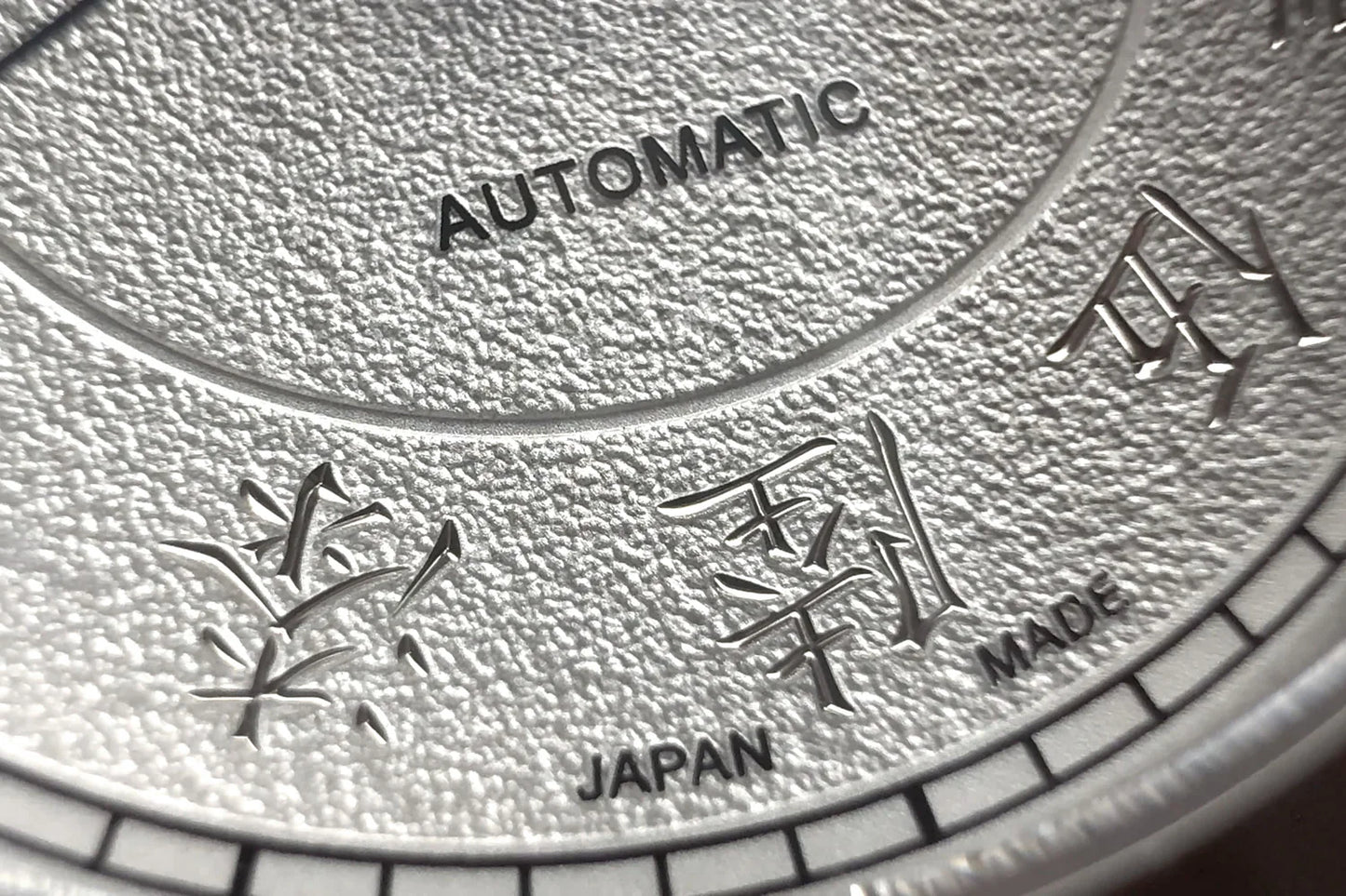 KNIS Automatik KOKU Kanji mit silbernem Zifferblatt 37 mm