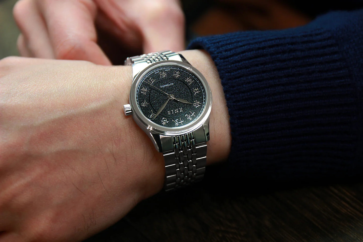 KNIS Automatik KOKU Kanji mit schwarzem Zifferblatt 37 mm