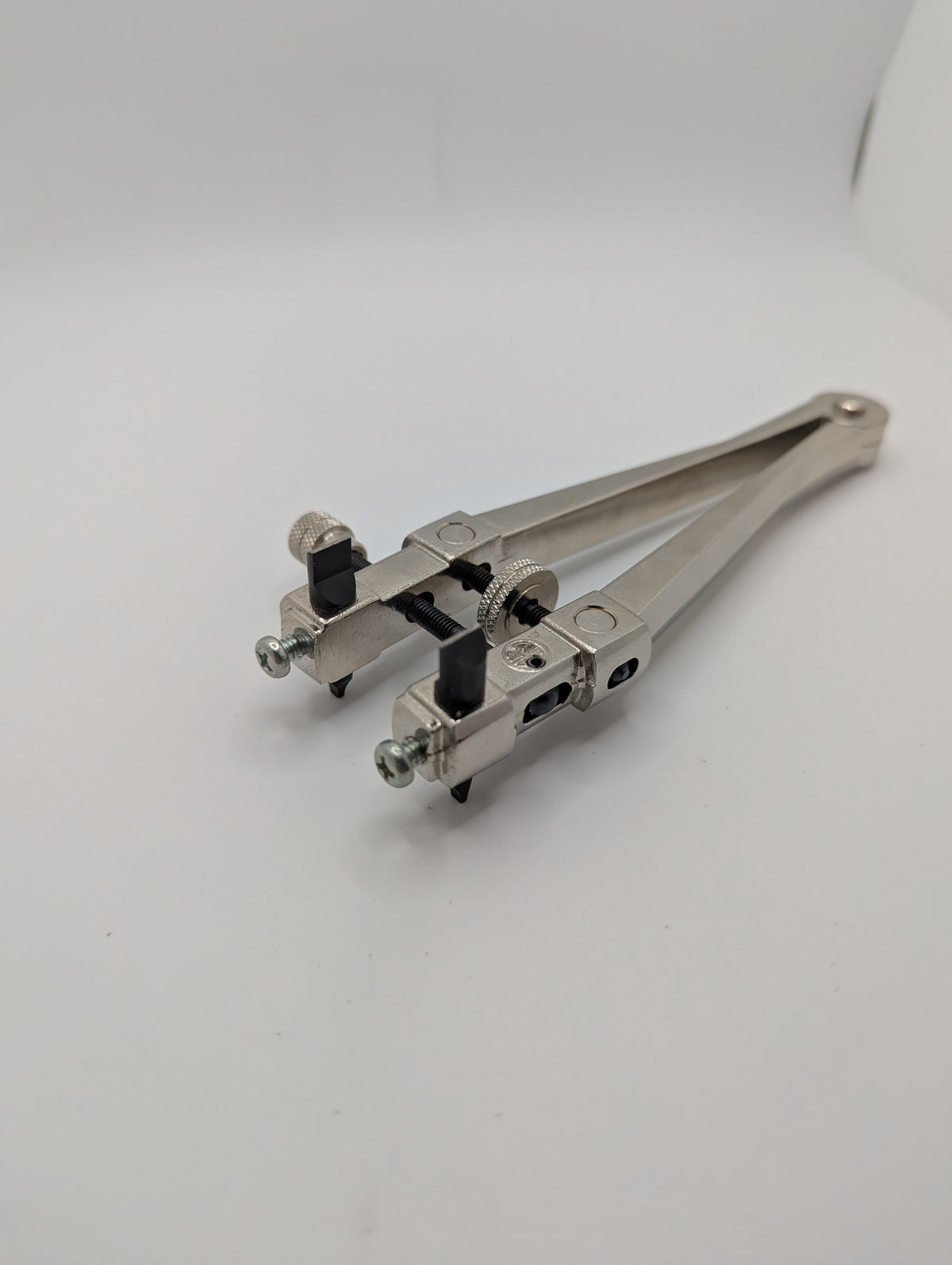 MKS 19400 Zweikrallen-Gehäuseöffner (側開器) für Schraubböden | Meikosha, Made in Japan