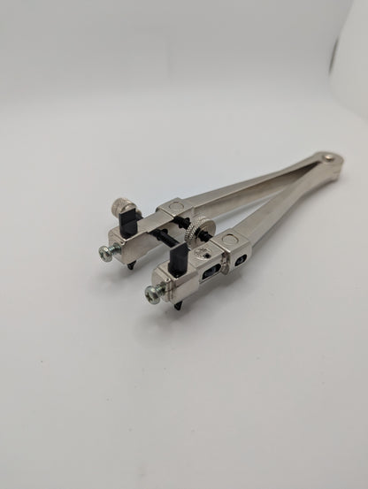 MKS 19400 Zweikrallen-Gehäuseöffner (側開器) für Schraubböden | Meikosha, Made in Japan