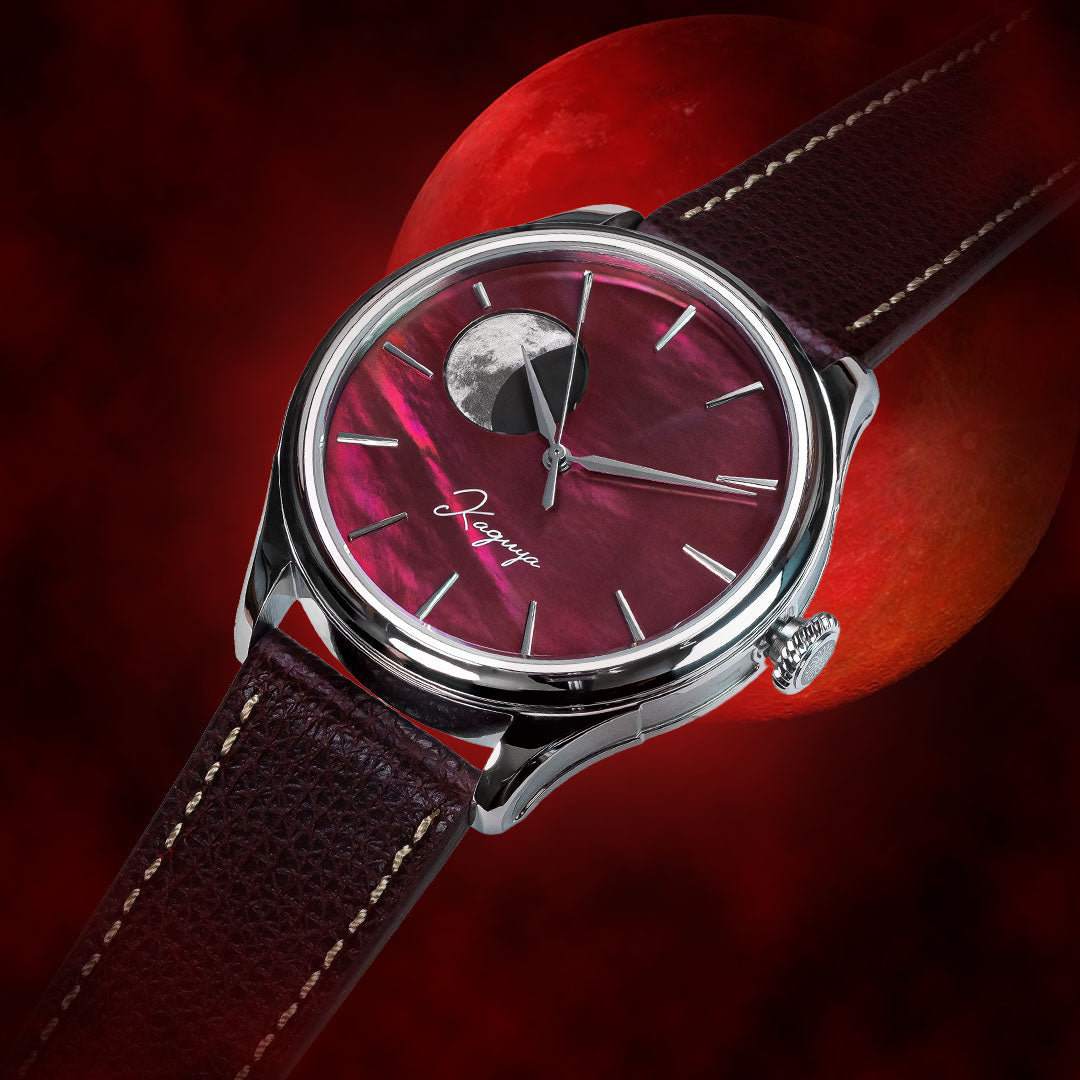 WANCHER Dream Moonphase Kaguya AKANE mit Vario-Lederband vor Blutmond, Seitenansicht