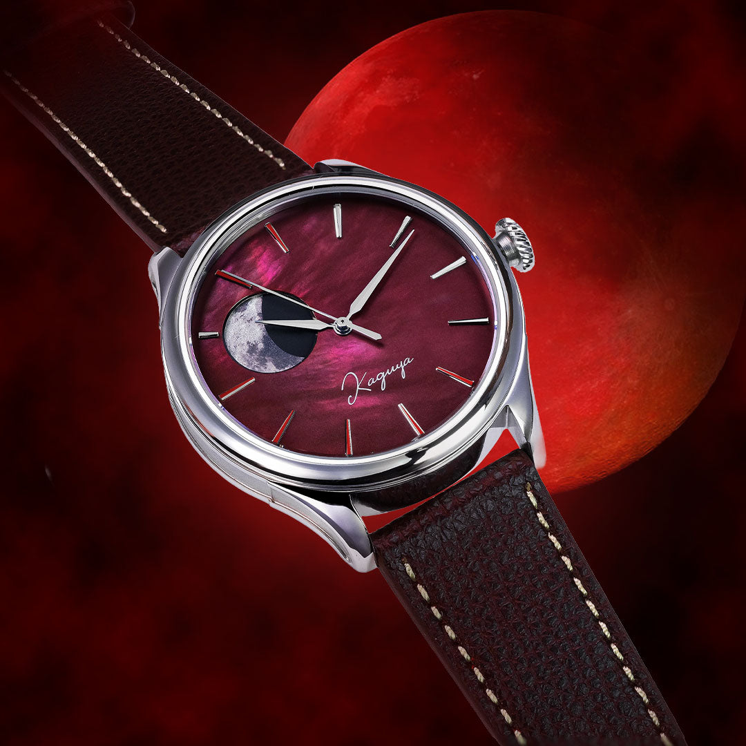 WANCHER Dream Moonphase Kaguya AKANE mit Vario-Lederband vor Blutmond, Detailansicht