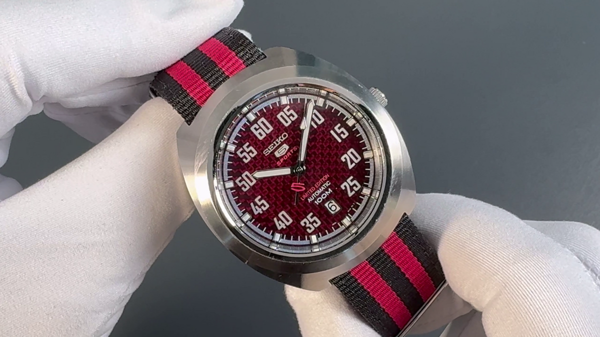 Seiko 5 Sports Limited Edition SRPA87K1 – rotes Carbon-Zifferblatt, Full Set (2016), gebraucht, inkl. neuem Lederarmband