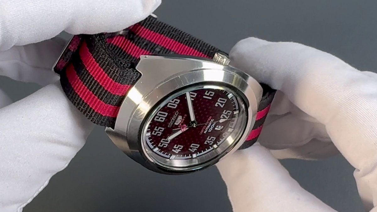 Seiko 5 Sports Limited Edition SRPA87K1 – rotes Carbon-Zifferblatt, Full Set (2016), gebraucht, inkl. neuem Lederarmband