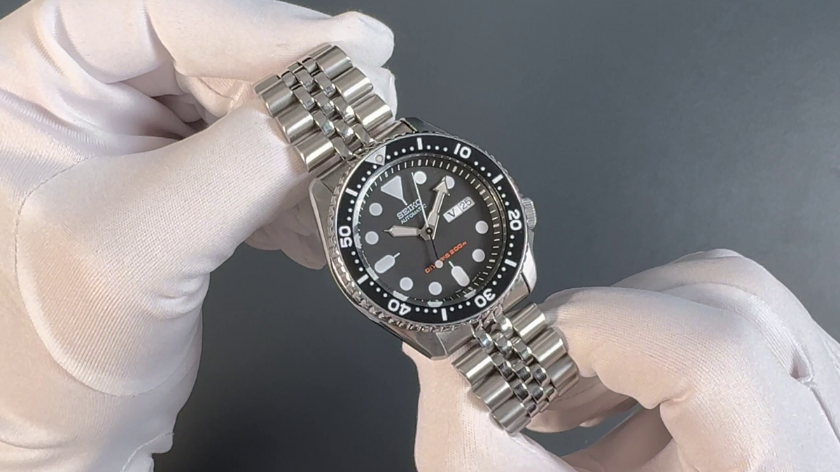 Seiko SKX007K2 Diver – Zifferblatt und Lünette schräg