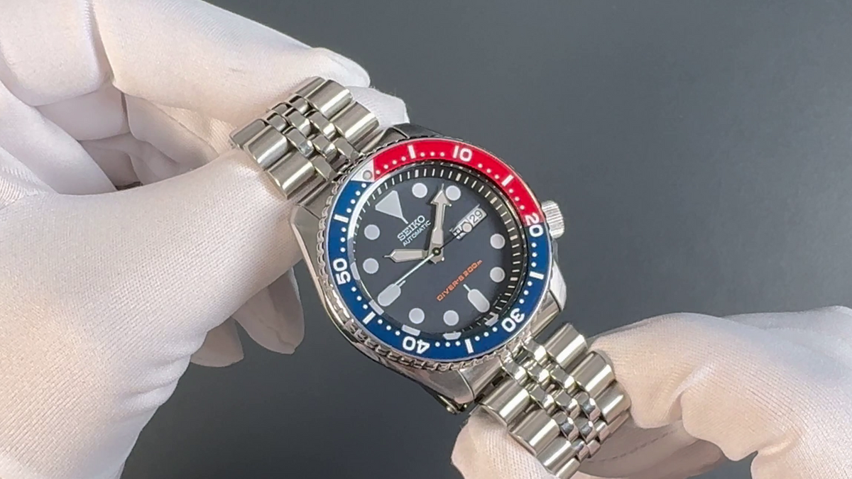 Seiko SKX009K2 Pepsi – Zifferblatt und Lünette schräg