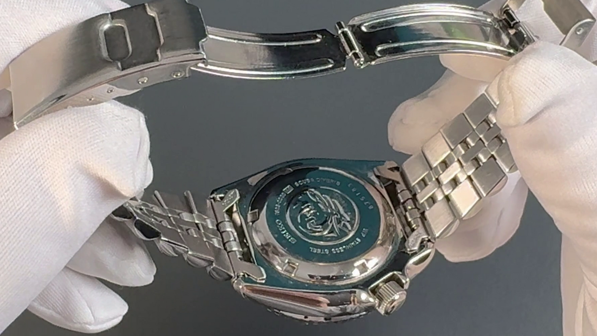 Seiko SKX009K2 Pepsi – Gehäuseboden und geöffnete Faltschließe