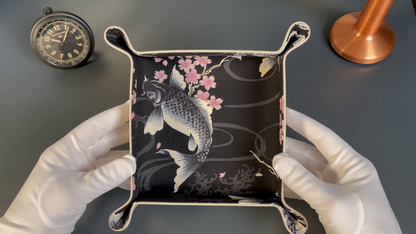 Plateau exclusif pour montres et bijoux – pièces uniques fabriquées à la main, modèle « Kois - Bleu marine », 20 x 20