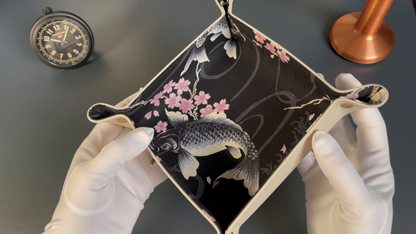 Plateau exclusif pour montres et bijoux – pièces uniques fabriquées à la main, modèle « Kois - Bleu marine », 20 x 20