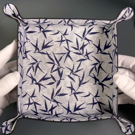 Plateau exclusif pour montres et bijoux – pièces uniques fabriquées à la main à partir de tissus de kimonos japonais originaux, modèle Japan Branches Bleu Blanc 20 x 20