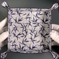 Plateau exclusif pour montres et bijoux – pièces uniques fabriquées à la main à partir de tissus de kimonos japonais originaux, modèle Japan Branches Bleu Blanc 20 x 20