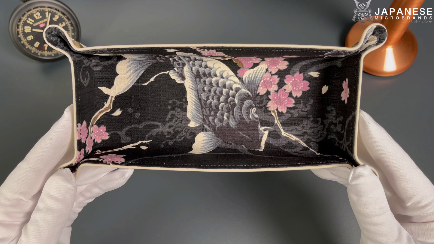 Plateau exclusif pour montres et bijoux – Pièces uniques réalisées à la main à partir de tissus de kimono japonais originaux, modèle Kois, noir et rose, 24 x 12 cm