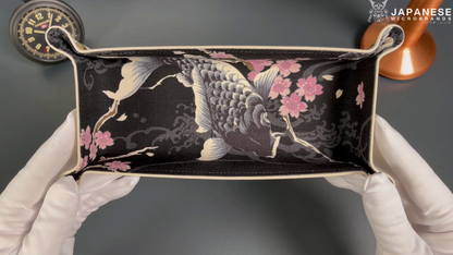 Plateau exclusif pour montres et bijoux – Pièces uniques réalisées à la main à partir de tissus de kimono japonais originaux, modèle Kois, noir et rose, 24 x 12 cm