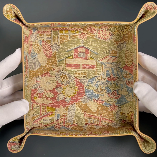 Plateau exclusif pour montres et bijoux – pièces uniques fabriquées à la main à partir de tissus de kimonos japonais originaux, modèle Paysage japonais pastel, 20 x 20