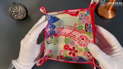 Plateau exclusif pour montres et bijoux – pièces uniques réalisées à la main à partir de tissus de kimonos japonais originaux, modèle Pont japonais et Papillon, 20 x 20 cm